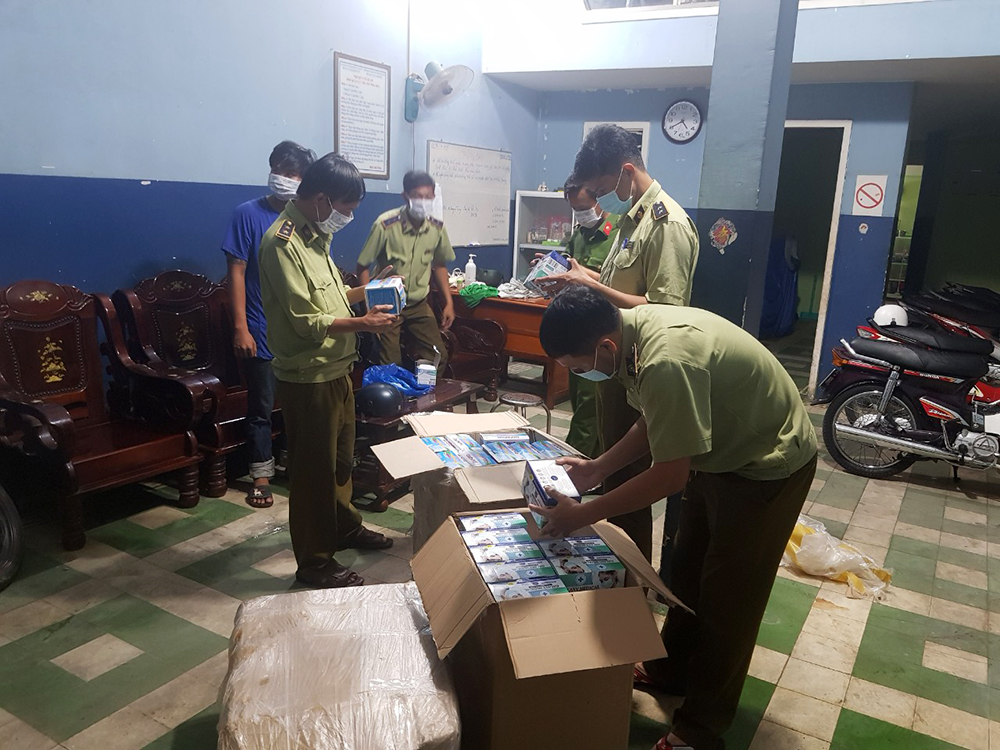 Quản lý thị trường tỉnh An Giang phát hiện, thu giữ 1.498 hộp khẩu trang buôn lậu