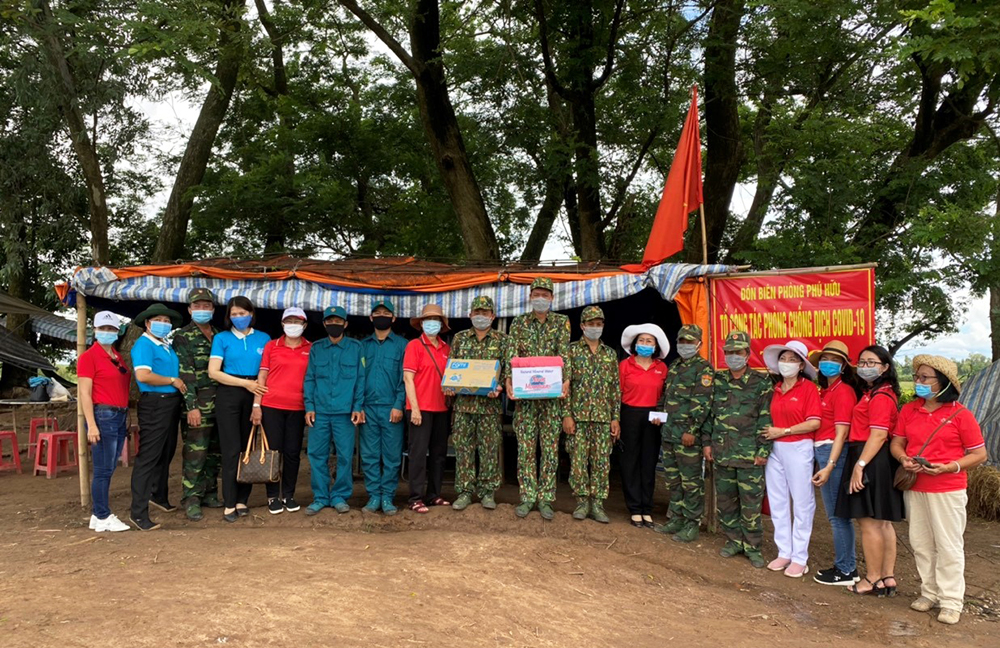 Hội nữ Doanh nhân An Giang thăm và tặng quà các lực lượng phòng, chống dịch COVID-19 khu vực biên giới