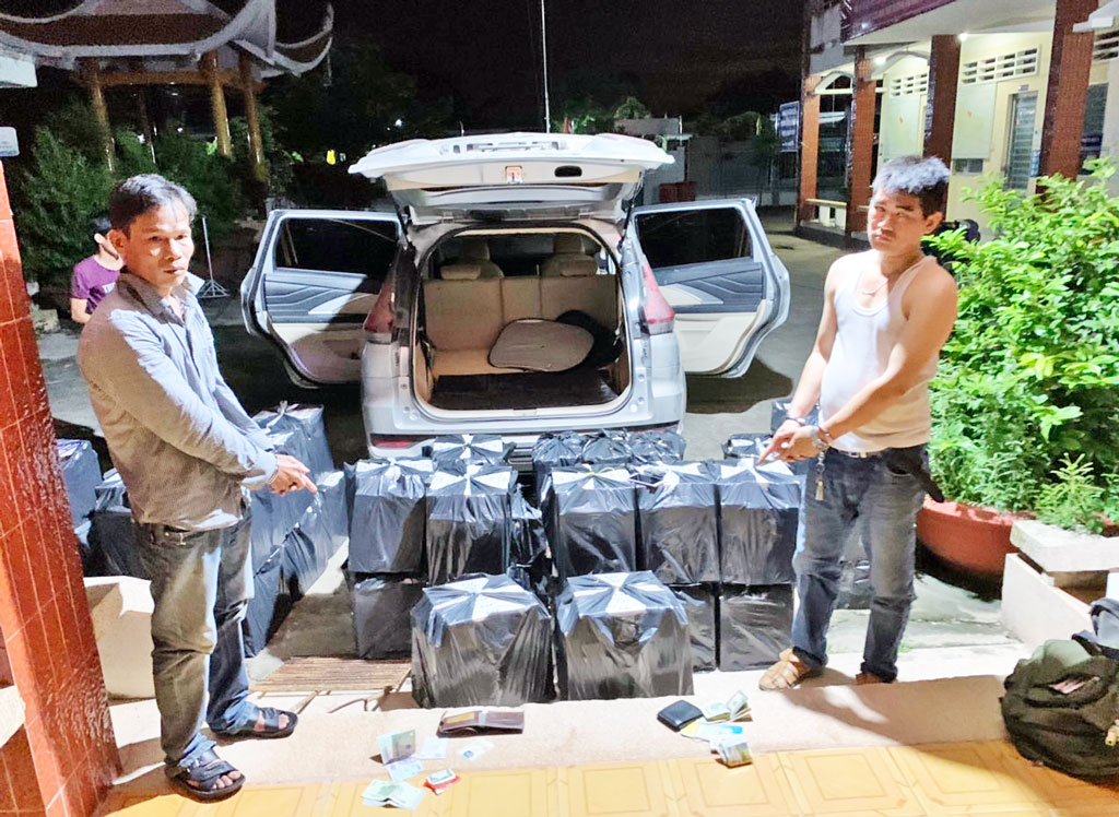 Long An: Khởi tố 2 đối tượng vận chuyển 12.000 gói thuốc lá lậu