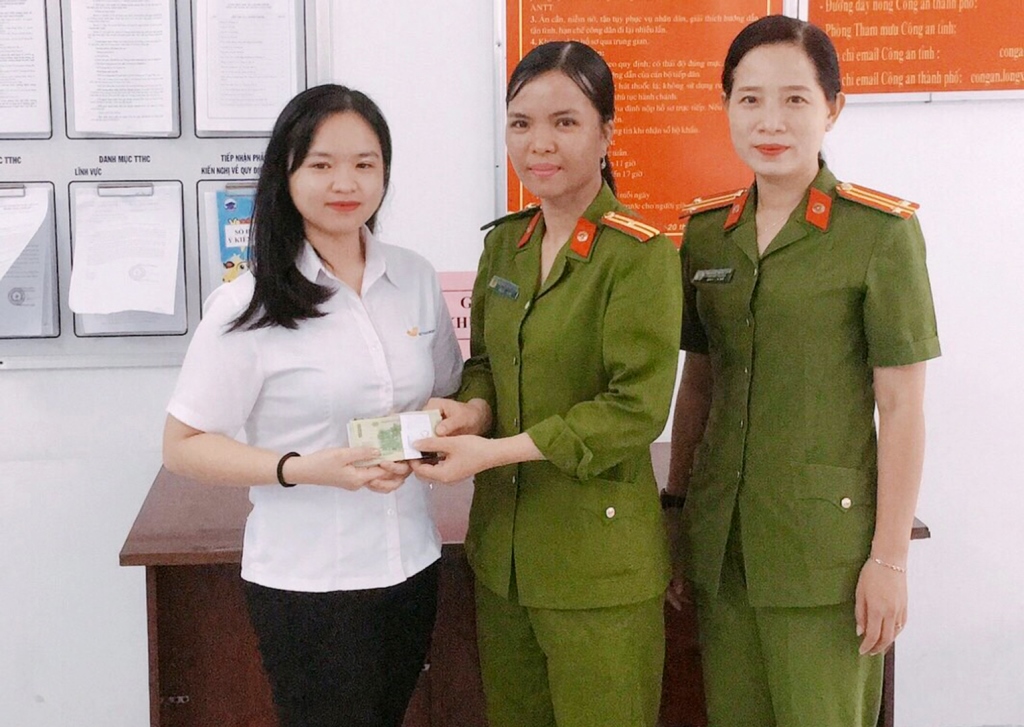 Cán bộ Đội Cảnh sát Quản lý hành chính về trật tự xã hội (Công an TP. Long Xuyên) nhặt gần 10 triệu đồng trả lại người đánh rơi