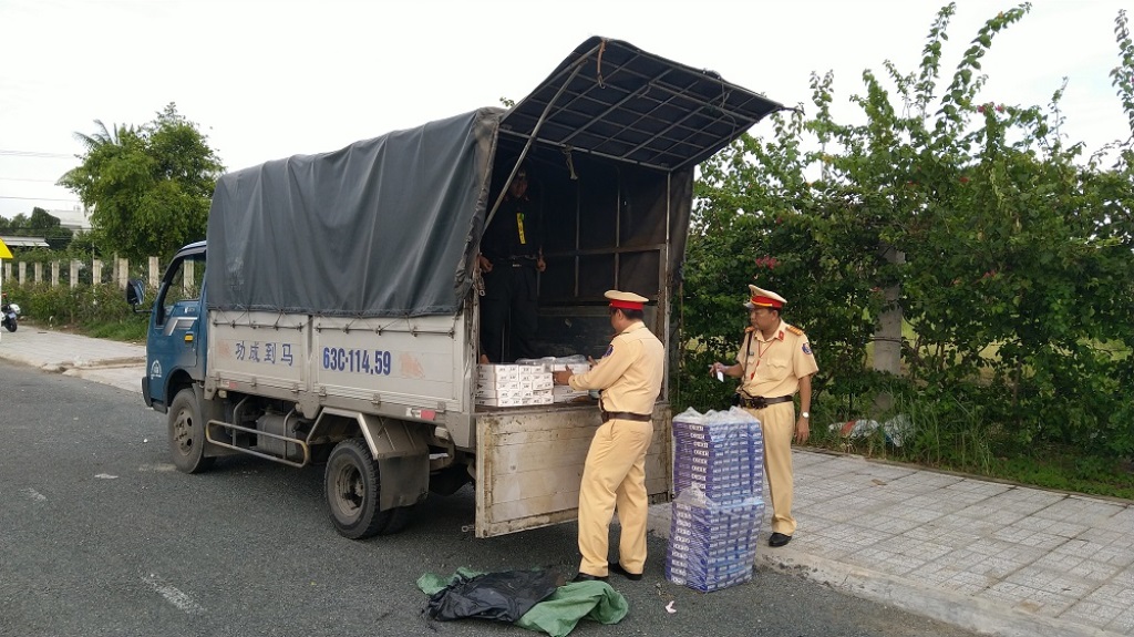 Phòng Cảnh sát Giao thông đường bộ (Công an An Giang) bắt 3 xe ôtô tải vận chuyển thuốc lá lậu