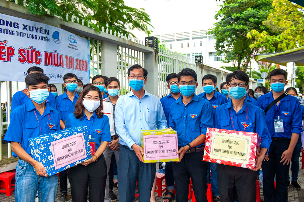 Phó Chủ tịch UBND tỉnh An Giang Lê Văn Phước thăm, tặng quà đoàn viên, sinh viên tham gia tiếp sức mùa thi tốt nghiệp THPT năm 2020
