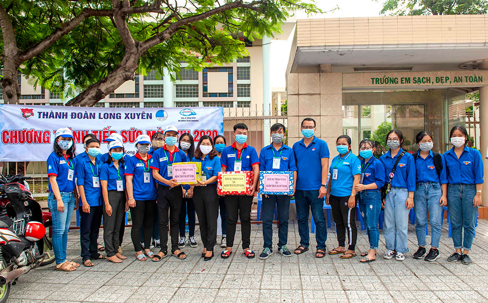 Phó Chủ tịch UBND tỉnh An Giang Lê Văn Phước thăm, tặng quà đoàn viên, sinh viên tham gia tiếp sức mùa thi tốt nghiệp THPT năm 2020