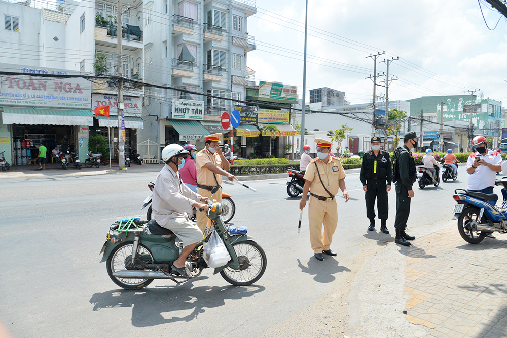 Đẩy mạnh công tác tuyên truyền để người dân nâng cao ý thức chấp hành pháp luật an toàn giao thông