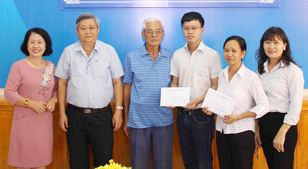 Trao tài trợ cho sinh viên Mai Văn Hiếu thực hiện nghiên cứu sinh tại Hàn Quốc