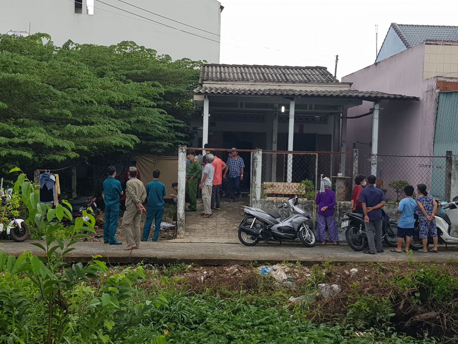 Long An: Nam thanh niên treo cổ bên hông nhà