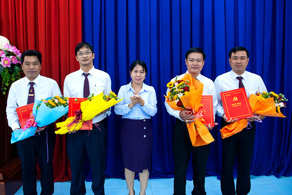 Báo An Giang trao quyết định bổ nhiệm lại 4 trưởng phòng