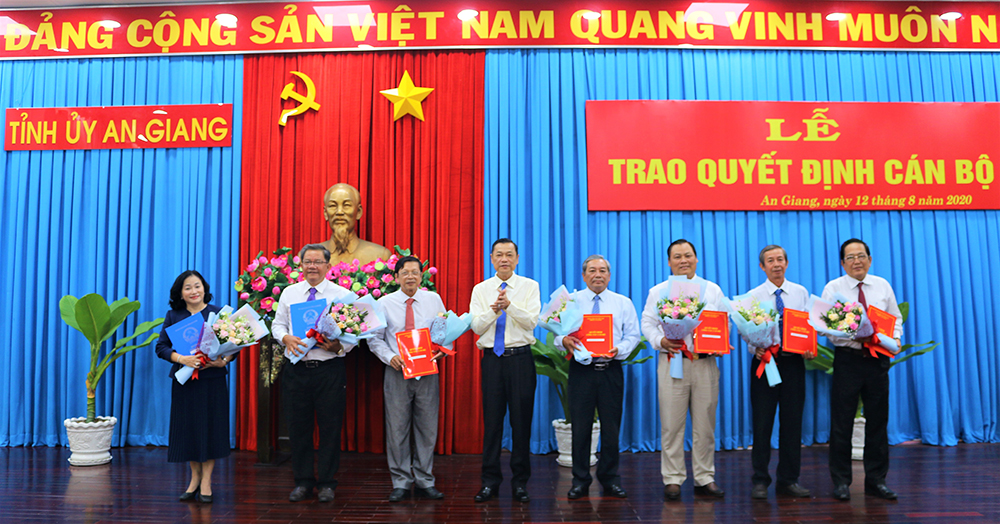 Ban Thường vụ Tỉnh ủy An Giang trao quyết định cán bộ