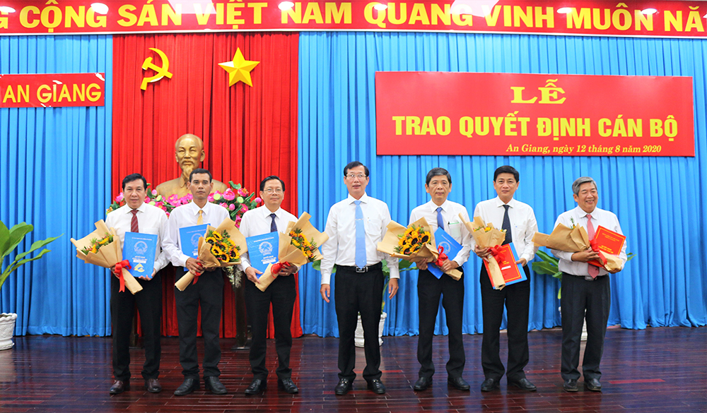 Ban Thường vụ Tỉnh ủy An Giang trao quyết định cán bộ