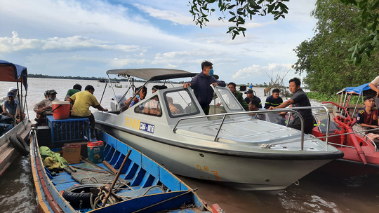 Vĩnh Long: Bơi xuồng ra sông Tiền câu cá, 5 thanh thiếu niên gặp nạn