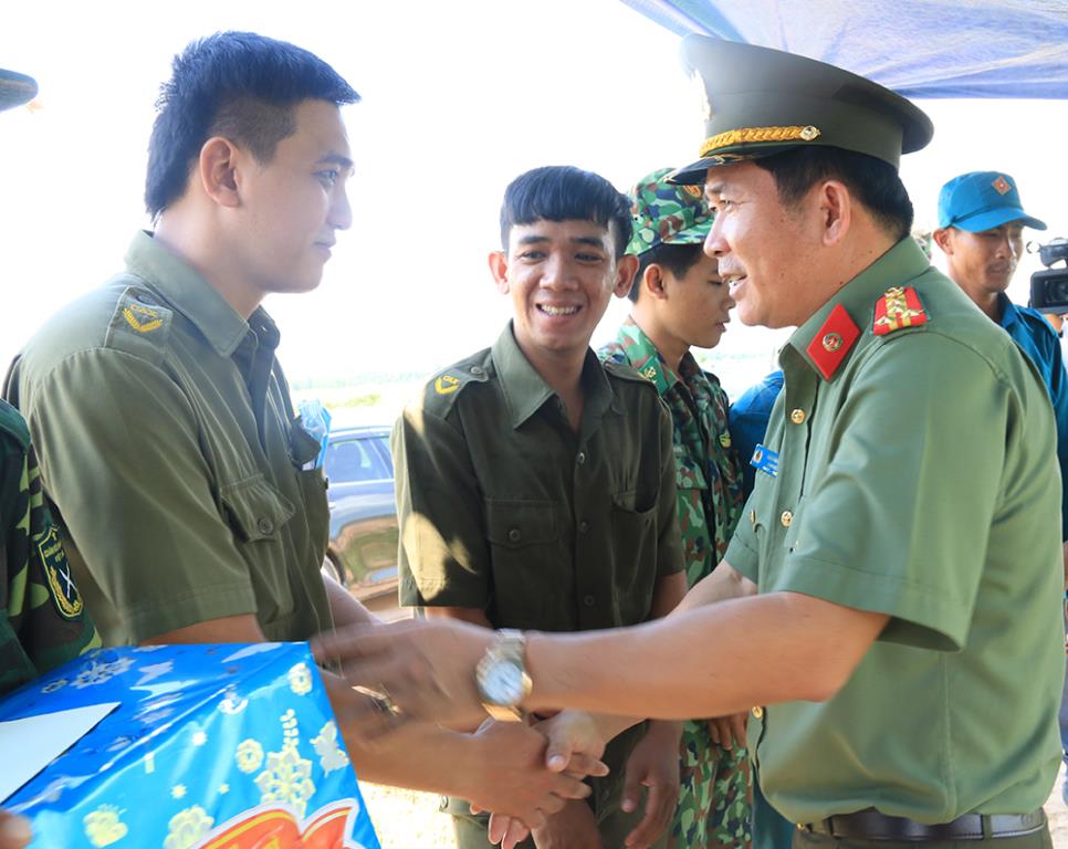 Xử lý nghiêm hành vi đưa người xuất, nhập cảnh trái phép trong mùa dịch bệnh COVID-19