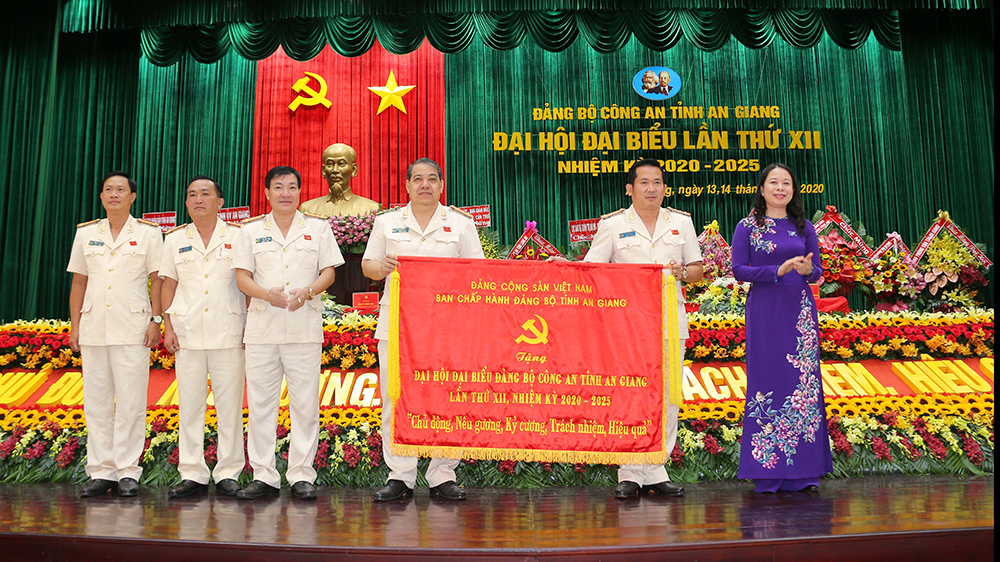 Đại tá Đinh Văn Nơi được bầu giữ chức vụ Bí thư Đảng ủy Công an tỉnh (nhiệm kỳ 2020-2025)