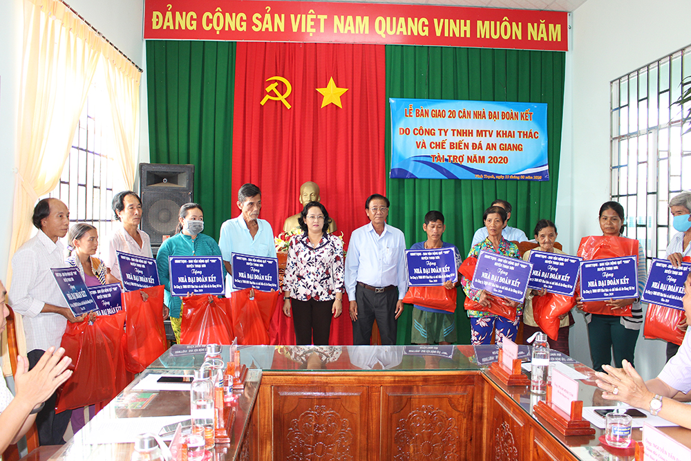 Bàn giao 20 căn nhà Đại đoàn kết cho hộ nghèo, cận nghèo ở Thoại Sơn