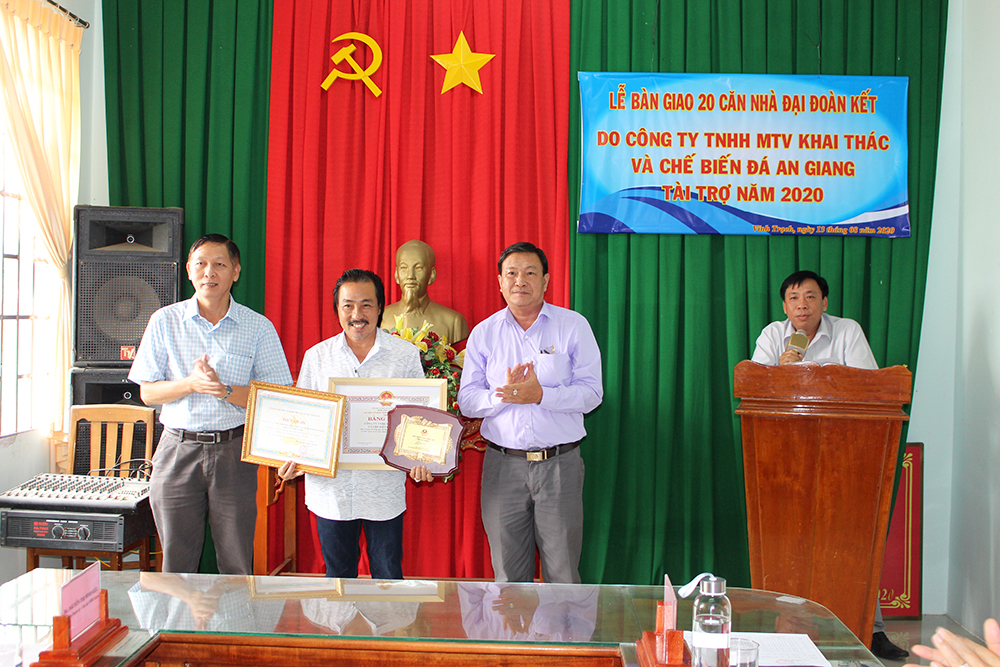 Bàn giao 20 căn nhà Đại đoàn kết cho hộ nghèo, cận nghèo ở Thoại Sơn