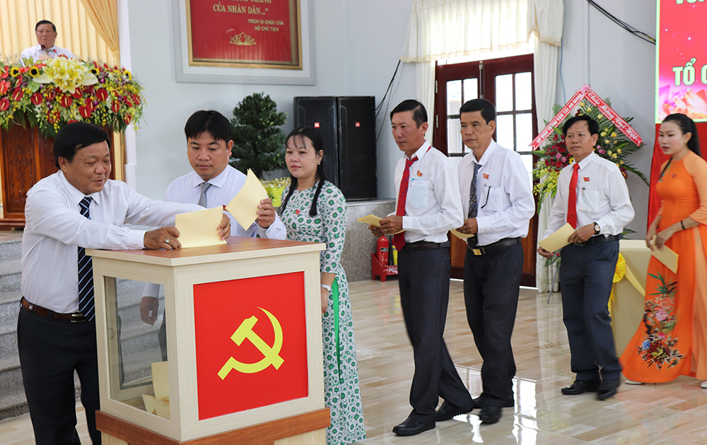 Đại hội đại biểu Đảng bộ huyện Phú Tân lần thứ XII (nhiệm kỳ 2020-2025) diễn ra thành công tốt đẹp
