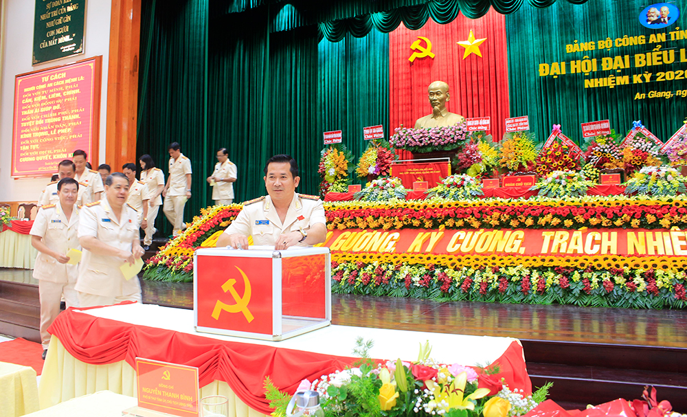 Đại tá Đinh Văn Nơi được bầu giữ chức vụ Bí thư Đảng ủy Công an tỉnh (nhiệm kỳ 2020-2025)