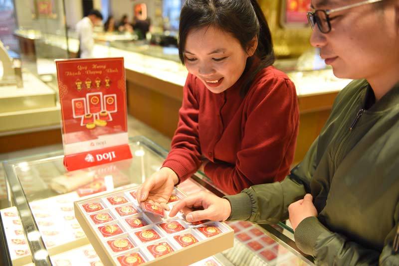 Giá vàng hôm nay 14-8: Đà giảm chưa dừng, ai dám liều nhảy vào