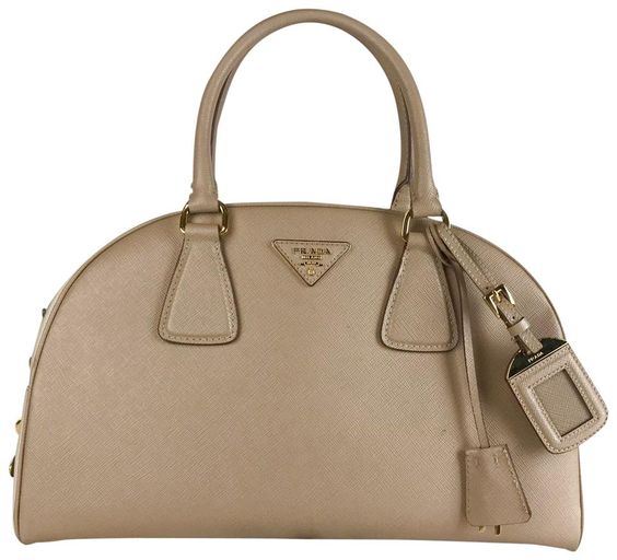 Tại sao túi xách Prada's bowler trở thành biểu tượng của thế giới thời trang hiện đại