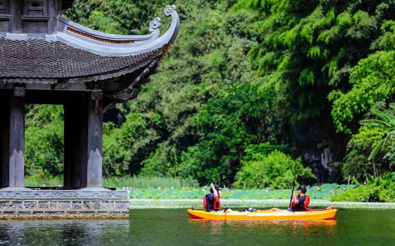Chèo thuyền kayak ngắm cảnh Tràng An