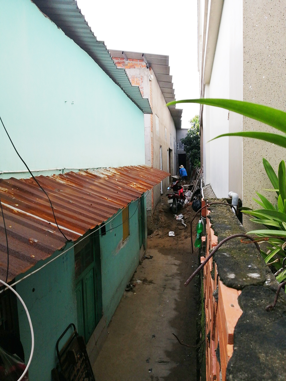 Khiếu nại bị lấn ranh, xây nhà trọ không xin phép