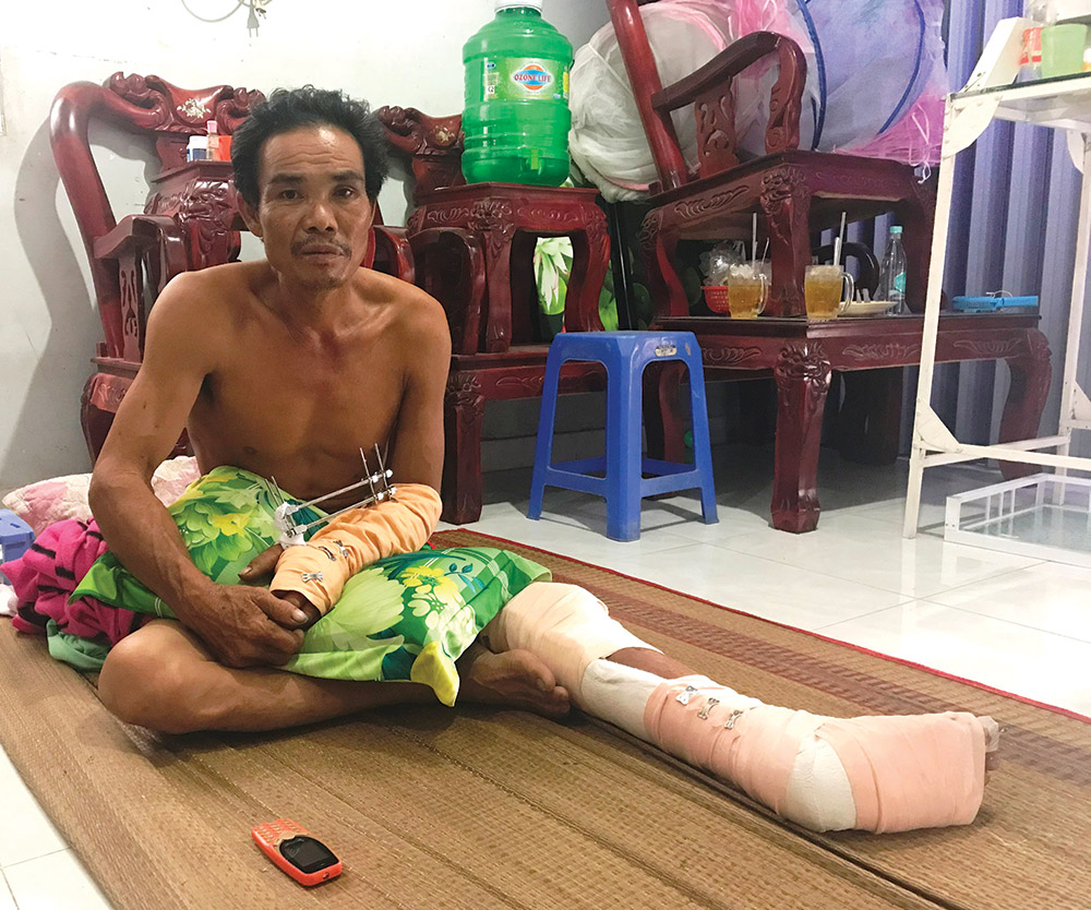 Người đàn ông bị tai nạn giao thông cần được giúp đỡ