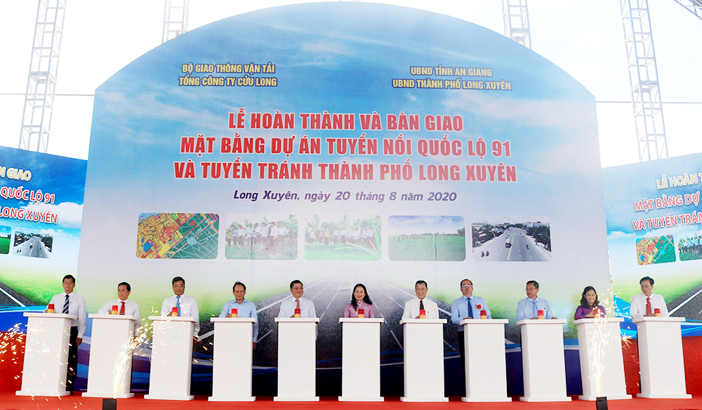 Bàn giao mặt bằng Dự án tuyến nối Quốc lộ 91 và tuyến tránh TP. Long Xuyên