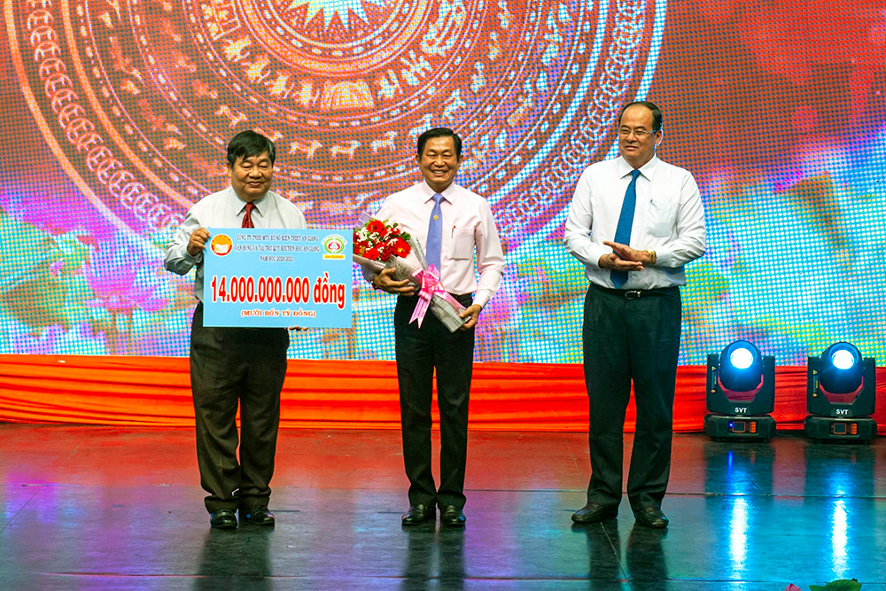 Trao học bổng Xổ số kiến thiết An Giang năm học 2020 – 2021