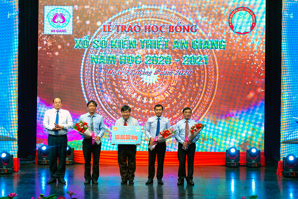Trao học bổng Xổ số kiến thiết An Giang năm học 2020 – 2021