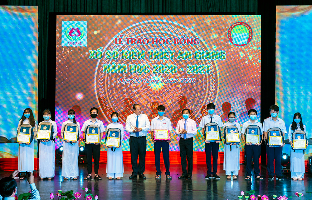 Trao học bổng Xổ số kiến thiết An Giang năm học 2020 – 2021