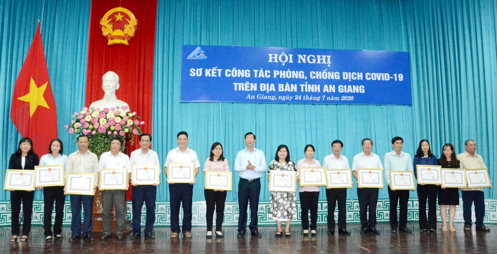 Đoàn kết ứng phó đại dịch COVID-19