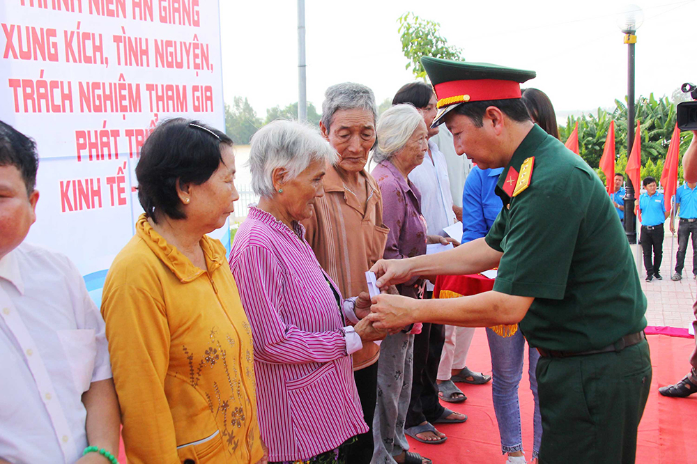 Cống hiến sức trẻ xây dựng quê hương