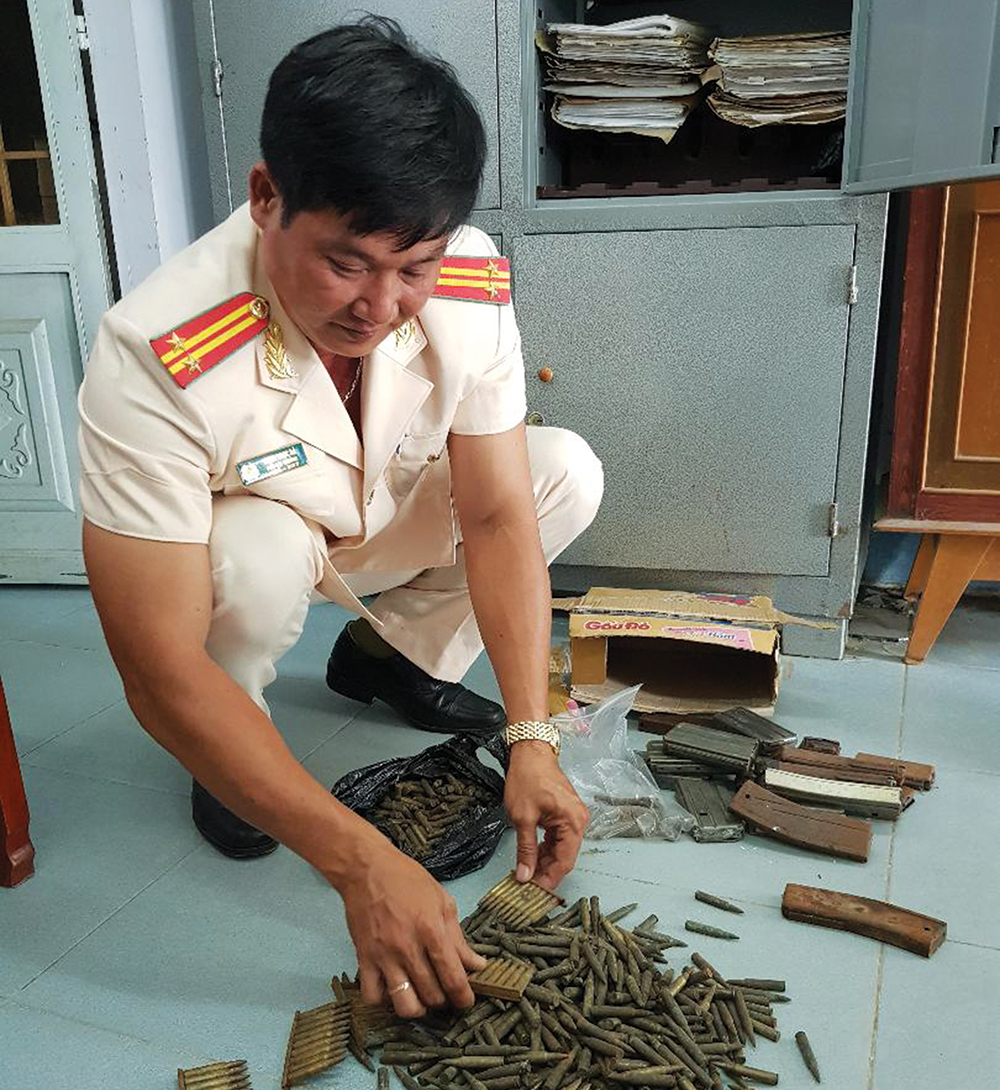 Công an huyện Chợ Mới tuyên truyền, vận động người dân giao nộp vũ khí