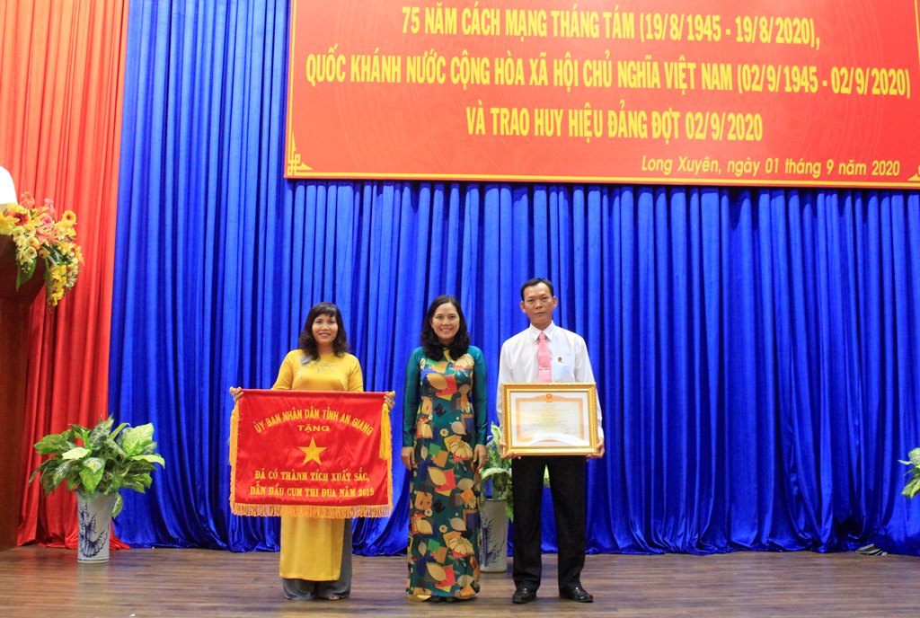 TP. Long Xuyên tổ chức lễ kỷ niệm Cách mạng Tháng Tám, Quốc khánh 2-9 và trao huy hiệu Đảng