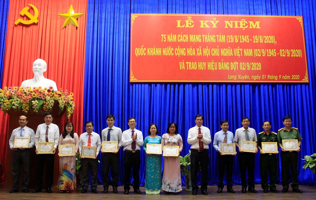TP. Long Xuyên tổ chức lễ kỷ niệm Cách mạng Tháng Tám, Quốc khánh 2-9 và trao huy hiệu Đảng