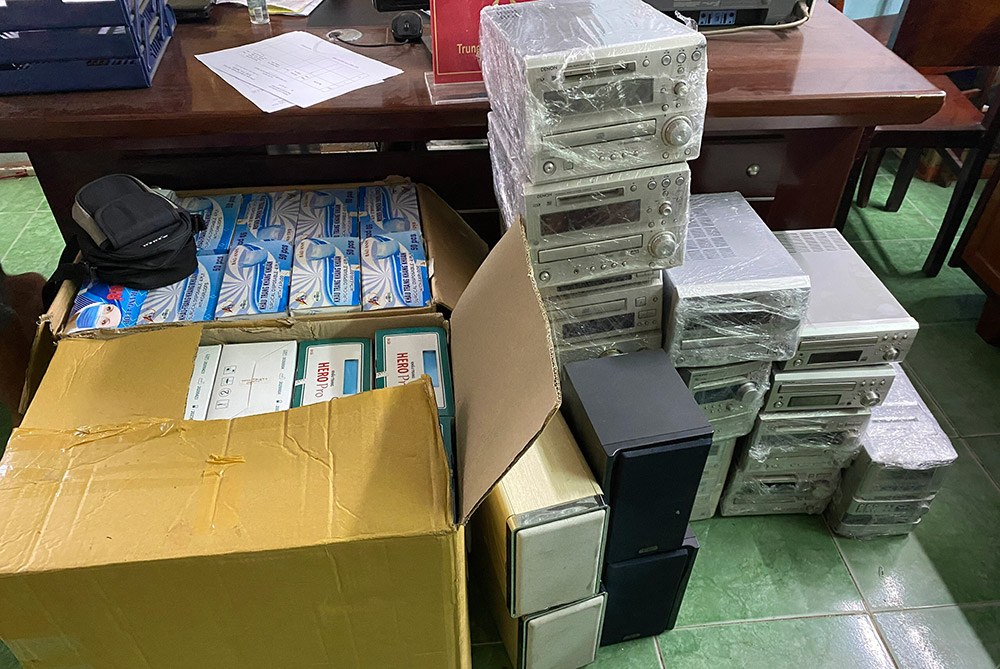 Tài xế xe khách Huệ Nghĩa vận chuyển nhiều hàng hóa không rõ nguồn gốc