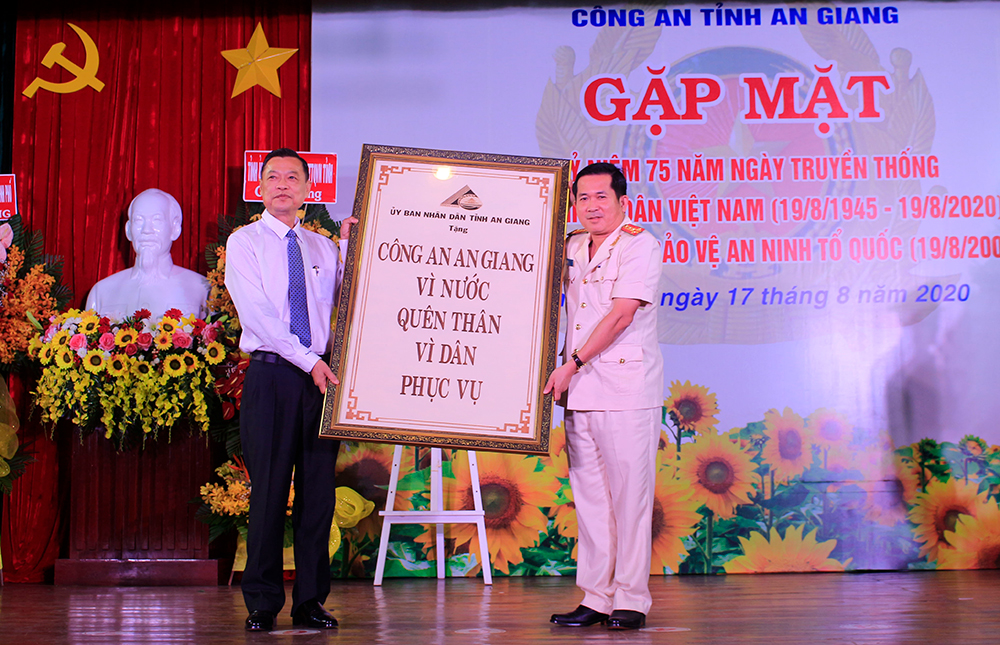 Quyết liệt đẩy lùi tội phạm và tệ nạn xã hội