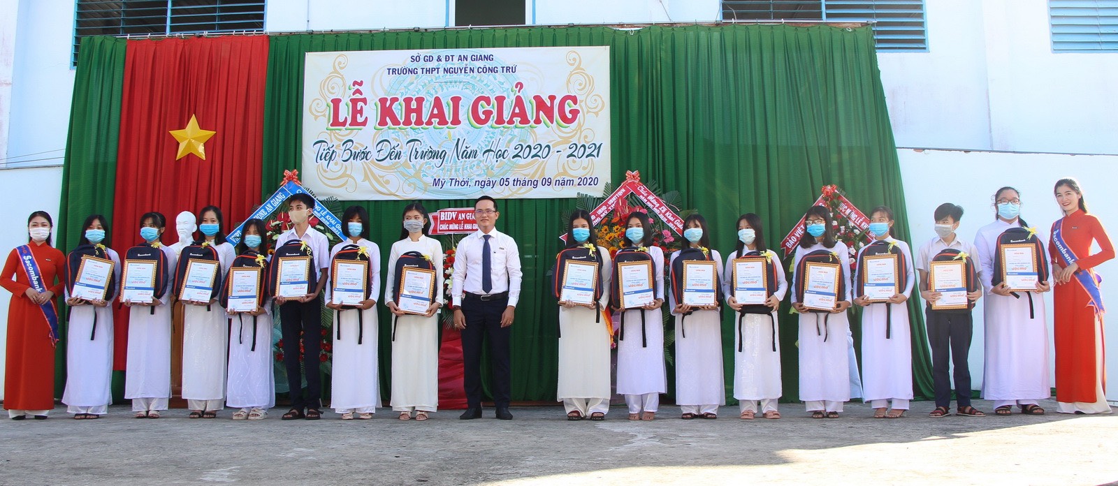 Sacombank trao học bổng trị giá hơn 3,5 tỷ đồng cho học sinh (năm học 2020-2021)