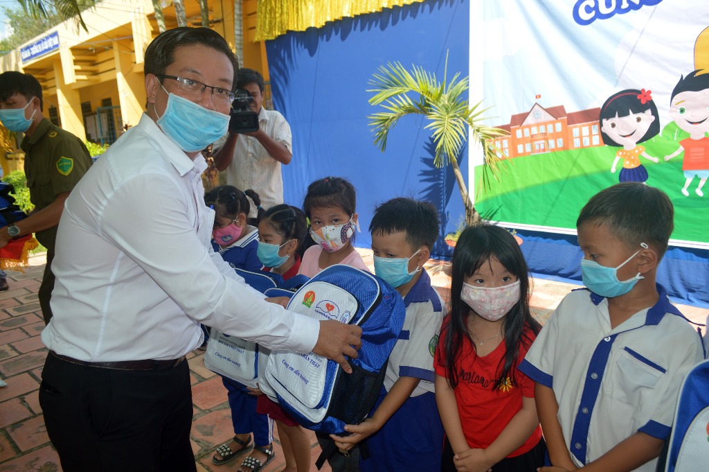 Trao học bổng, tặng quà cho học sinh nghèo hiếu học xã Tân Lập
