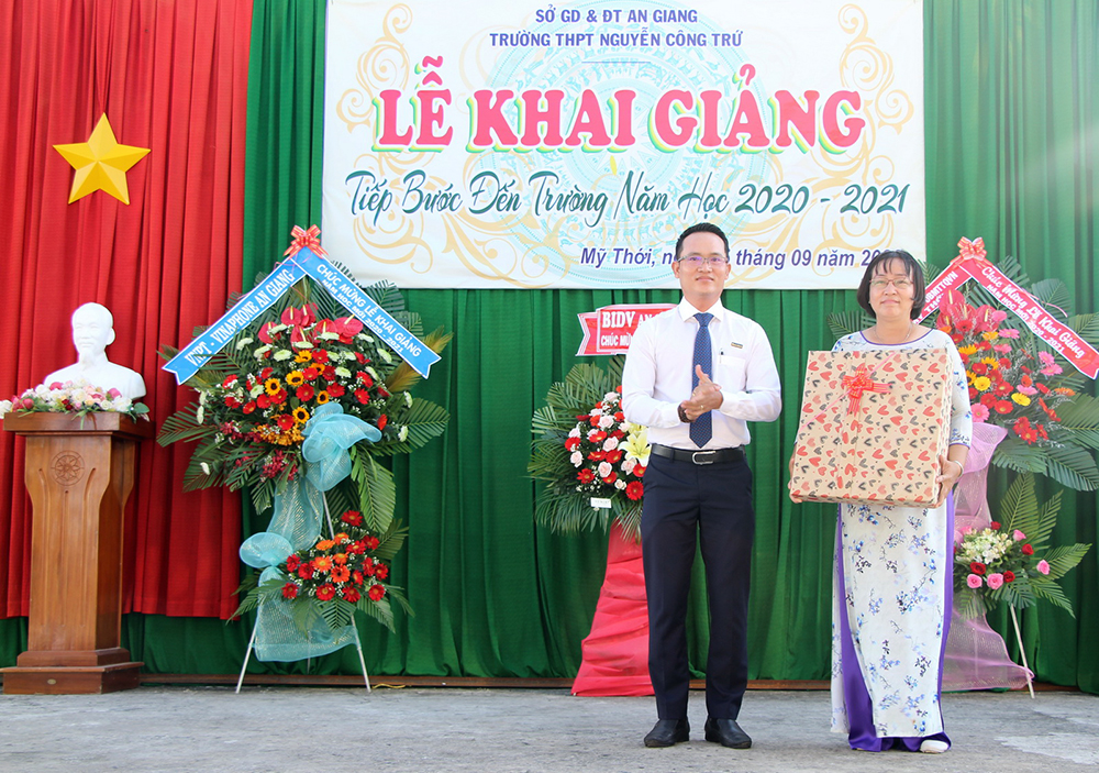 Sacombank trao học bổng trị giá hơn 3,5 tỷ đồng cho học sinh (năm học 2020-2021)