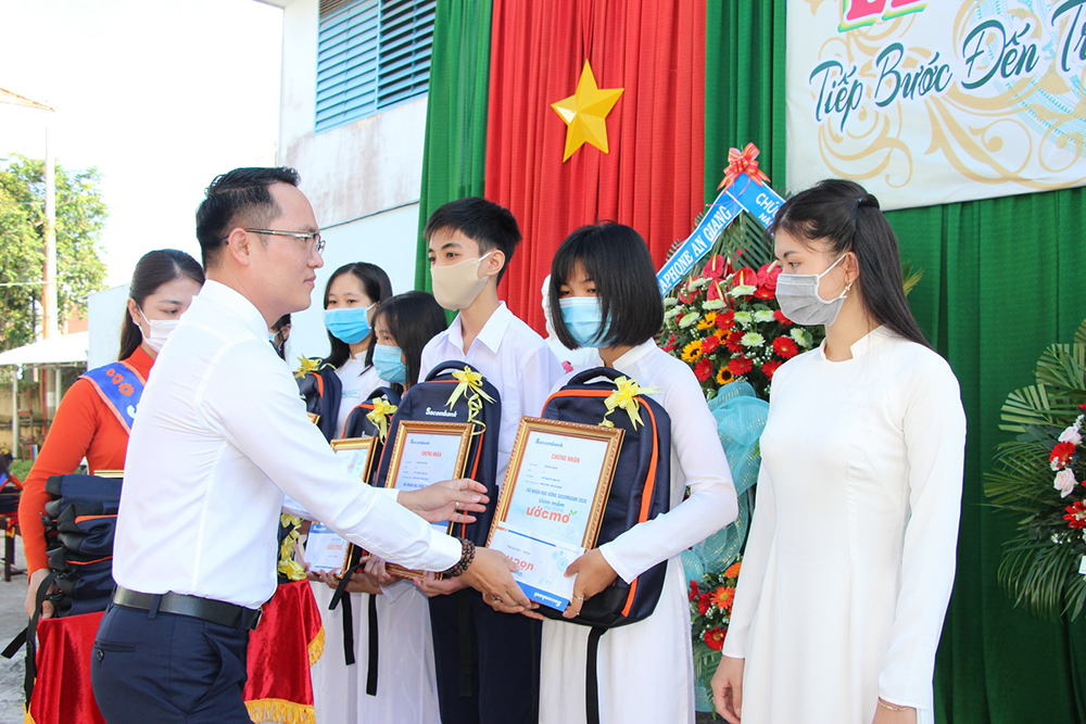 Sacombank trao học bổng trị giá hơn 3,5 tỷ đồng cho học sinh (năm học 2020-2021)