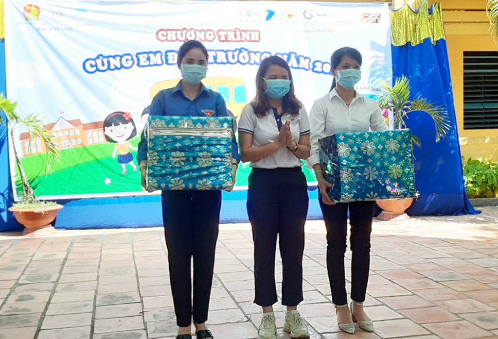 Trao học bổng, tặng quà cho học sinh nghèo hiếu học xã Tân Lập