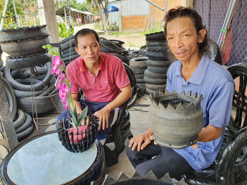 Từ vỏ xe phế liệu làm bàn ghế