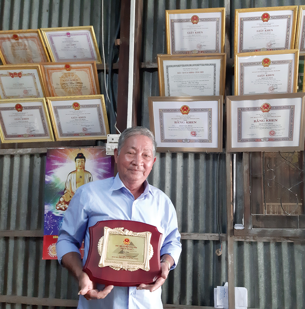 Ông Hoai thích làm… từ thiện!