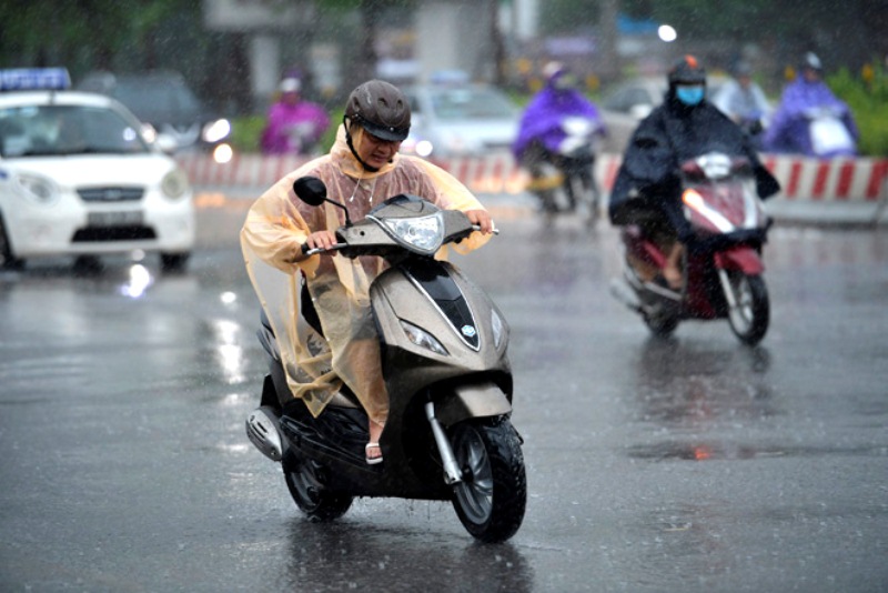 Trung Bộ tiếp tục nắng nóng, Bắc Bộ mưa dông