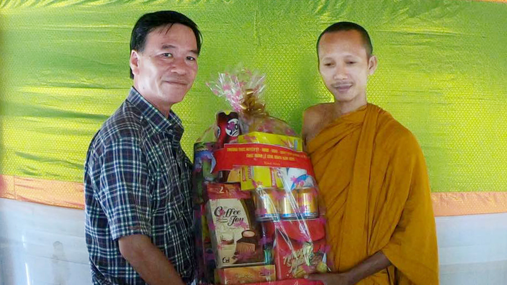 Lãnh đạo huyện Tri Tôn thăm chùa Khmer dịp lễ Dolta