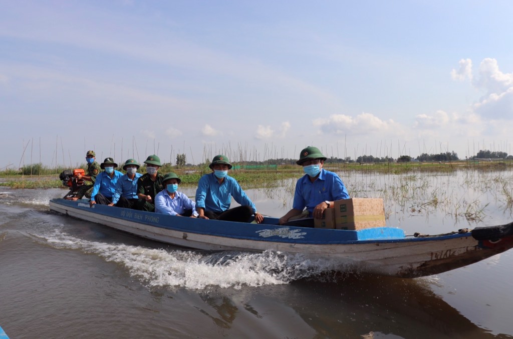 Liên đoàn Lao động tỉnh An Giang thăm và tặng quà cán bộ, chiến sĩ làm nhiệm vụ phòng, chống dịch bệnh COVID-19