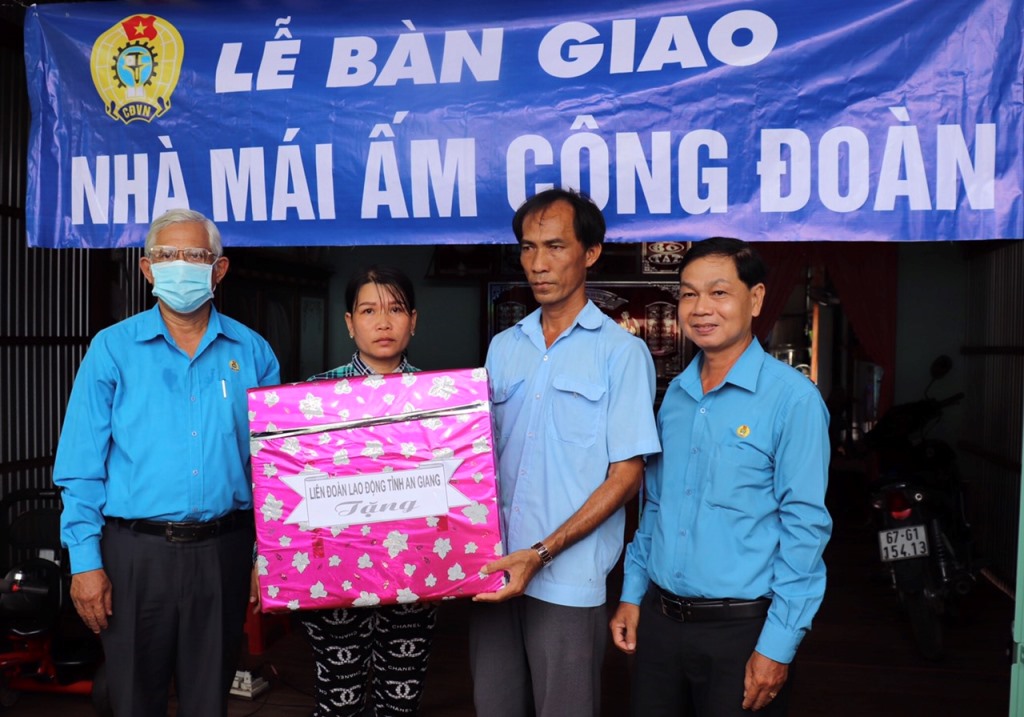 Liên đoàn Lao động tỉnh An Giang thăm và tặng quà cán bộ, chiến sĩ làm nhiệm vụ phòng, chống dịch bệnh COVID-19