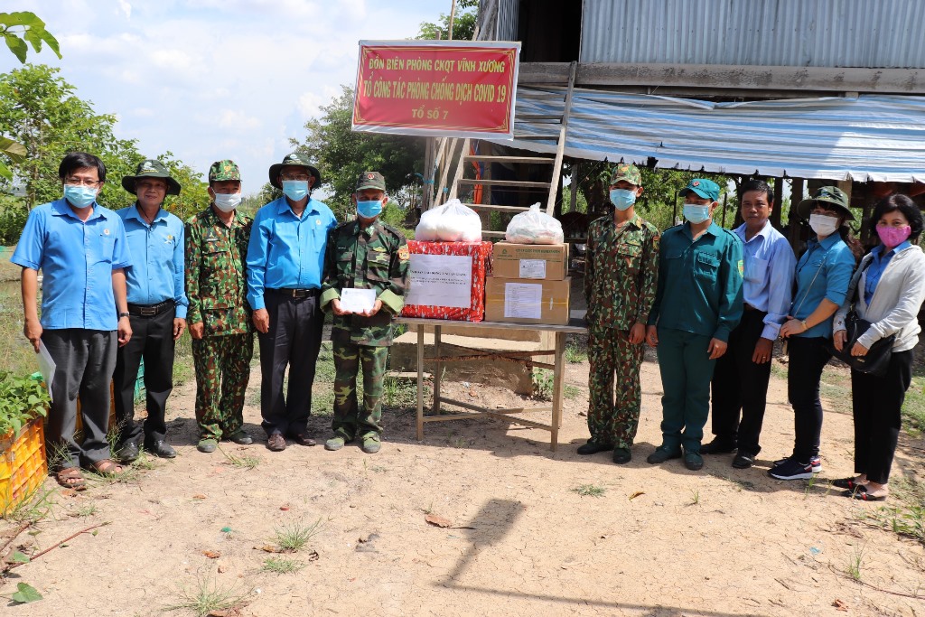 Liên đoàn Lao động tỉnh An Giang thăm và tặng quà cán bộ, chiến sĩ làm nhiệm vụ phòng, chống dịch bệnh COVID-19