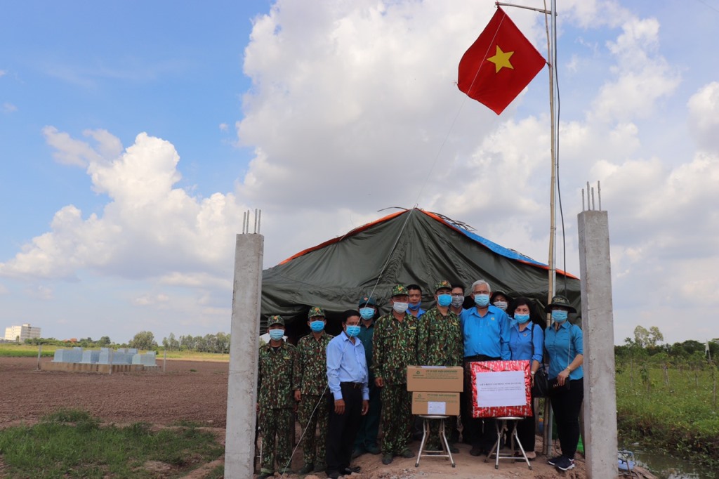 Liên đoàn Lao động tỉnh An Giang thăm và tặng quà cán bộ, chiến sĩ làm nhiệm vụ phòng, chống dịch bệnh COVID-19