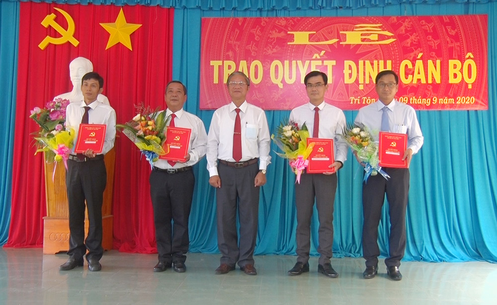 Tri Tôn trao quyết định công tác cán bộ
